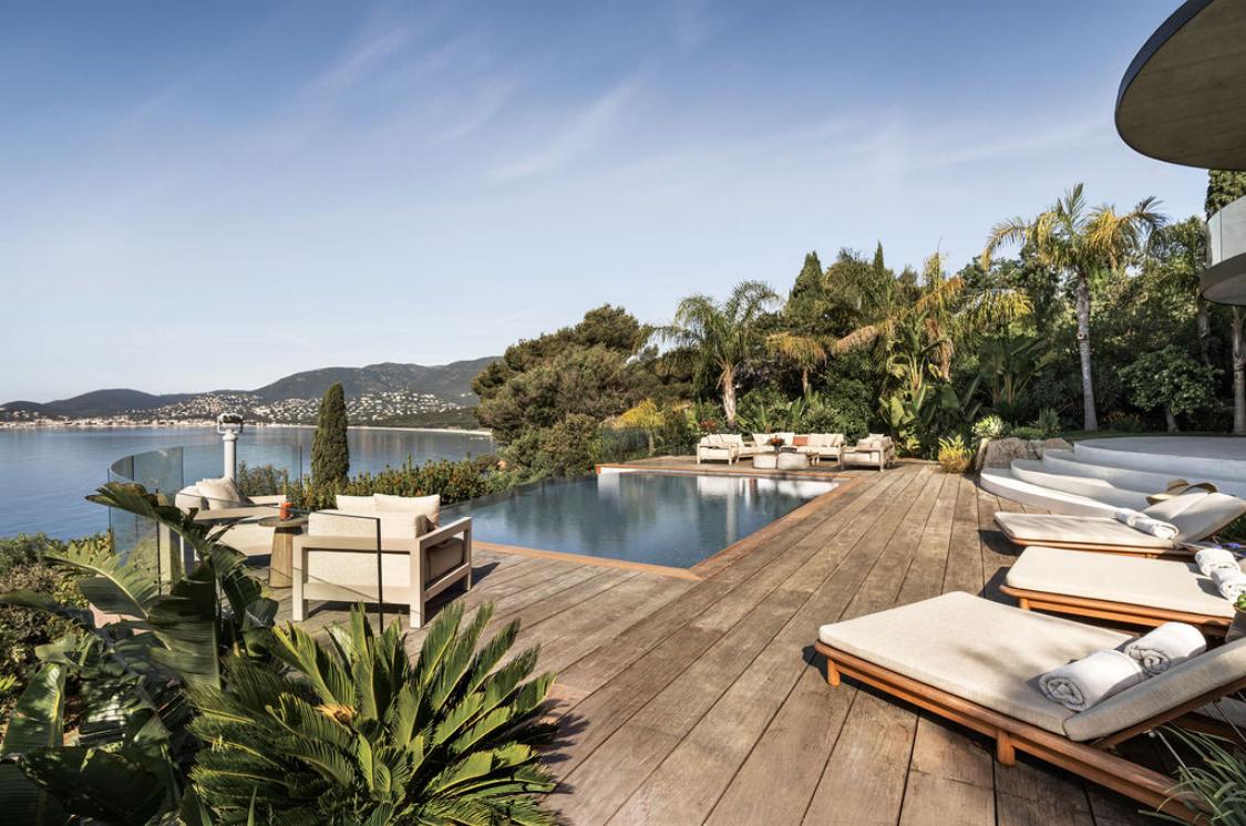 Terrasse et vue sur la mer des Roches Marines
