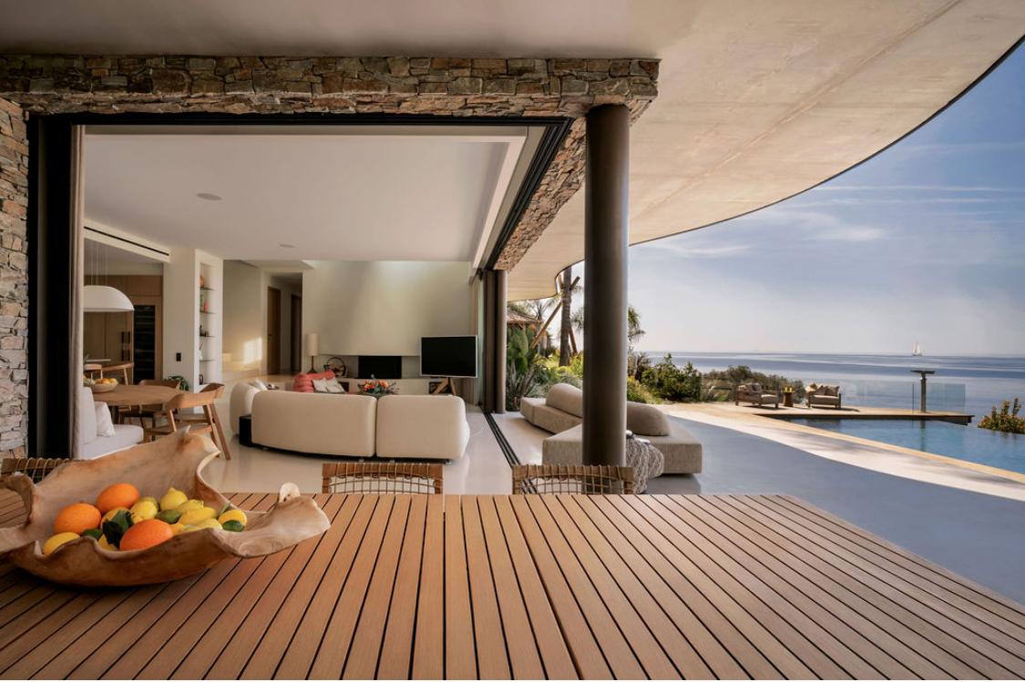 Façade en bord de mer de la propriété Les Roches Marines